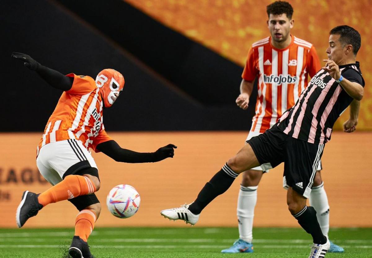 Poznati fudbaler zaigrao "Piqueov fudbal" zamaskiran od glave do pete!