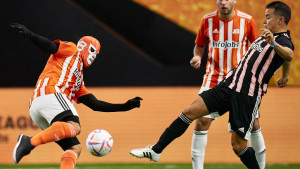 Poznati fudbaler zaigrao "Piqueov fudbal" zamaskiran od glave do pete!
