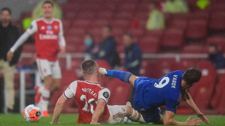 Štoper Arsenala Mustafi pokazao modrice nakon što ga je Vardy udario kopačkom u glavu