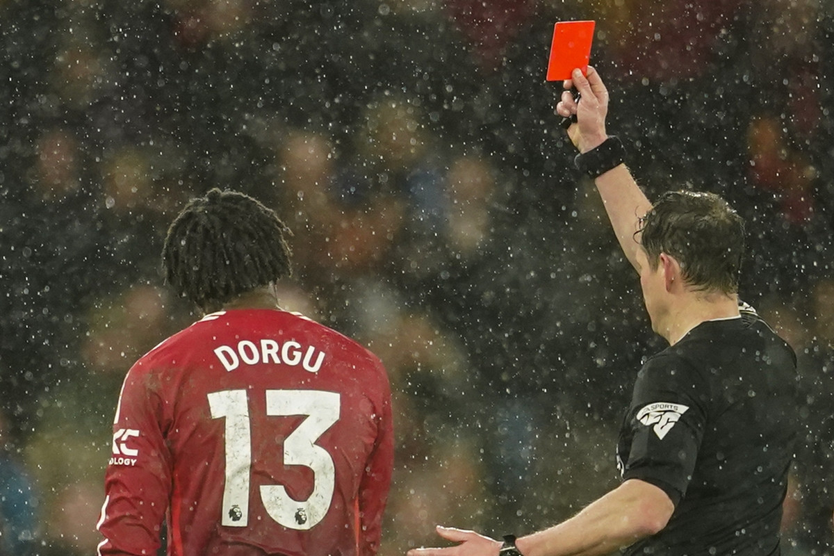 Košmarna utakmica mladog Danca Crvenih đavola: Skrivio gol, pa skoro slomio nogu protivniku! Košmarna utakmica mladog Danca Crvenih đavola: Skrivio gol, pa skoro slomio nogu protivniku!