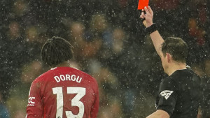 Košmarna utakmica mladog Danca Crvenih đavola: Skrivio gol, pa skoro slomio nogu protivniku!