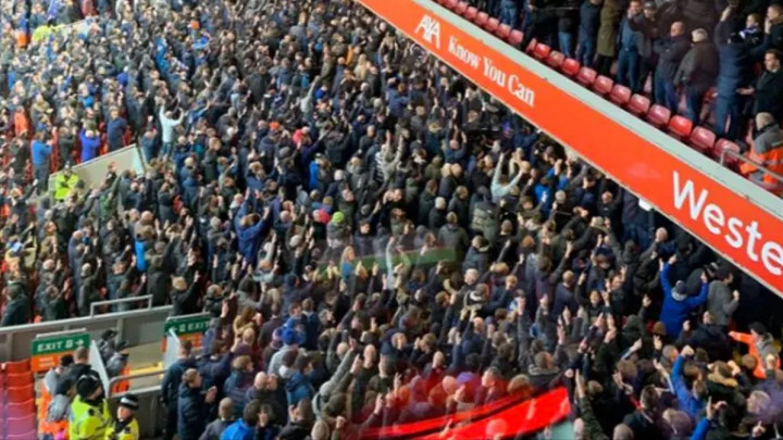 Navijači Evertona okrenuli leđa dok su navijači Liverpoola pjevali kultnu himnu