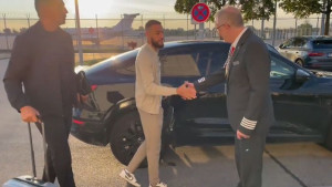 Bayernov dvojac stigao u Manchester: Navijači Uniteda zabrinuti kada su vidjeli kako Mazraoui hoda