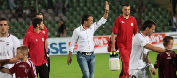 "Drago mi je zbog ovih što mašu papirima"