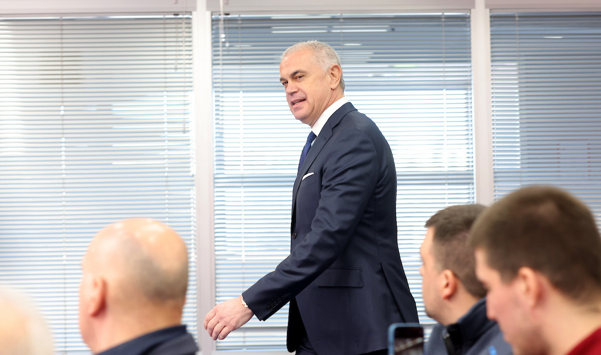 Izgleda da je i Zvezdan Terzić shvatio šta ja sramota, nerealna ponuda za tim od 100 miliona! Izgleda da je i Zvezdan Terzić shvatio šta ja sramota, nerealna ponuda za tim od 100 miliona!
