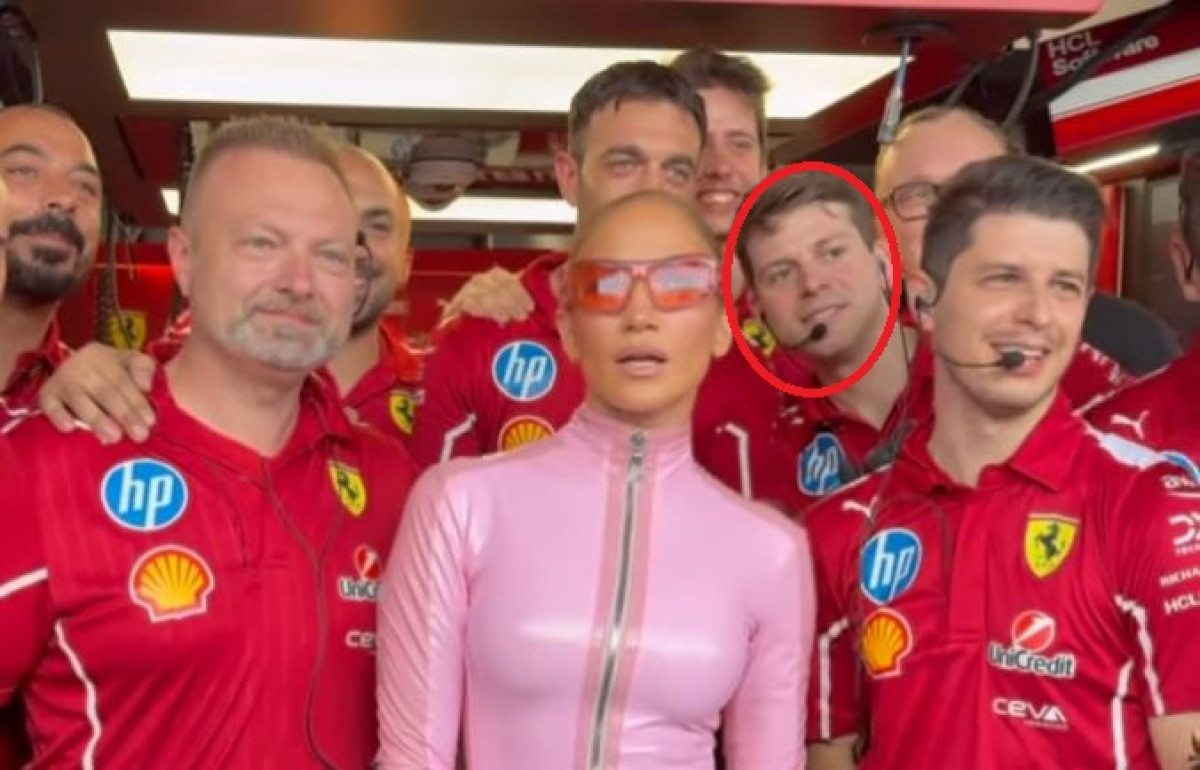 J-Lo napravila pometnju u kožnom kombinezonu, svi su vidjeli šta je uradio mehaničar Ferrarija J-Lo napravila pometnju u kožnom kombinezonu, svi su vidjeli šta je uradio mehaničar Ferrarija