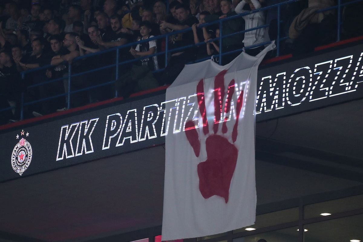 Zaboravite na "krvavu ruku": Na tribinama Beogradske arene osvanula dosad neviđena poruka Vučiću!