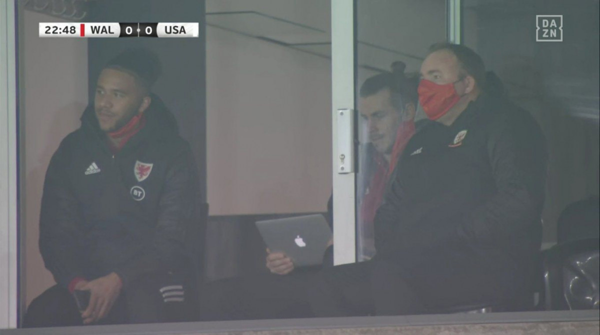 Bale uopšte ne prati meč Vels - SAD, ali svi znaju šta gleda na laptopu Bale uopšte ne prati meč Vels - SAD, ali svi znaju šta gleda na laptopu