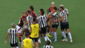 Haos kakav se ni u Brazilu ne pamti: Fudbaleri Flamenga i Botafoga travnjak "pretvorili" u ring