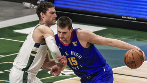 Jokić gotovo perfektan, Curry izrešetao Buckse