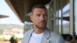 Navijači ga dočekali, Džeko izašao na pozornicu: "Sretan sam što sam se..."