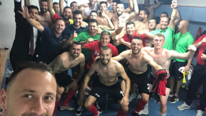 Pobjednička fotografija iz svlačionice Čelika nakon pobjede na Pecari