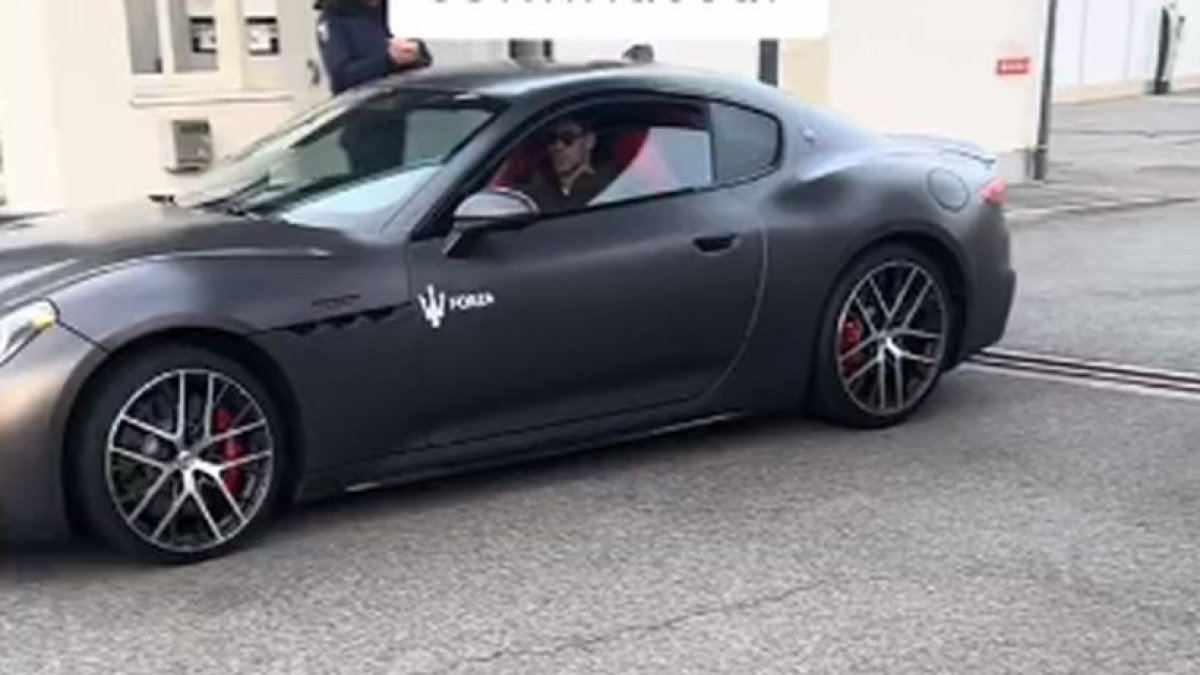 Srbin parkirao automobil od 120.000 eura, otvorio prozor, pa pozvao djevojku i oduševio svijet! Srbin parkirao automobil od 120.000 eura, otvorio prozor, pa pozvao djevojku i oduševio svijet!