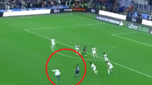 Navijač utrčao u teren i krenuo na Messija