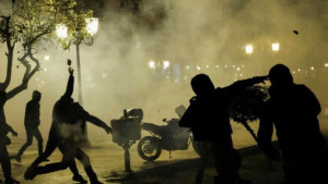 Novi snimci užasa u Atini - policije ni na mapi dok Grci panično bježe pred hordom huligana