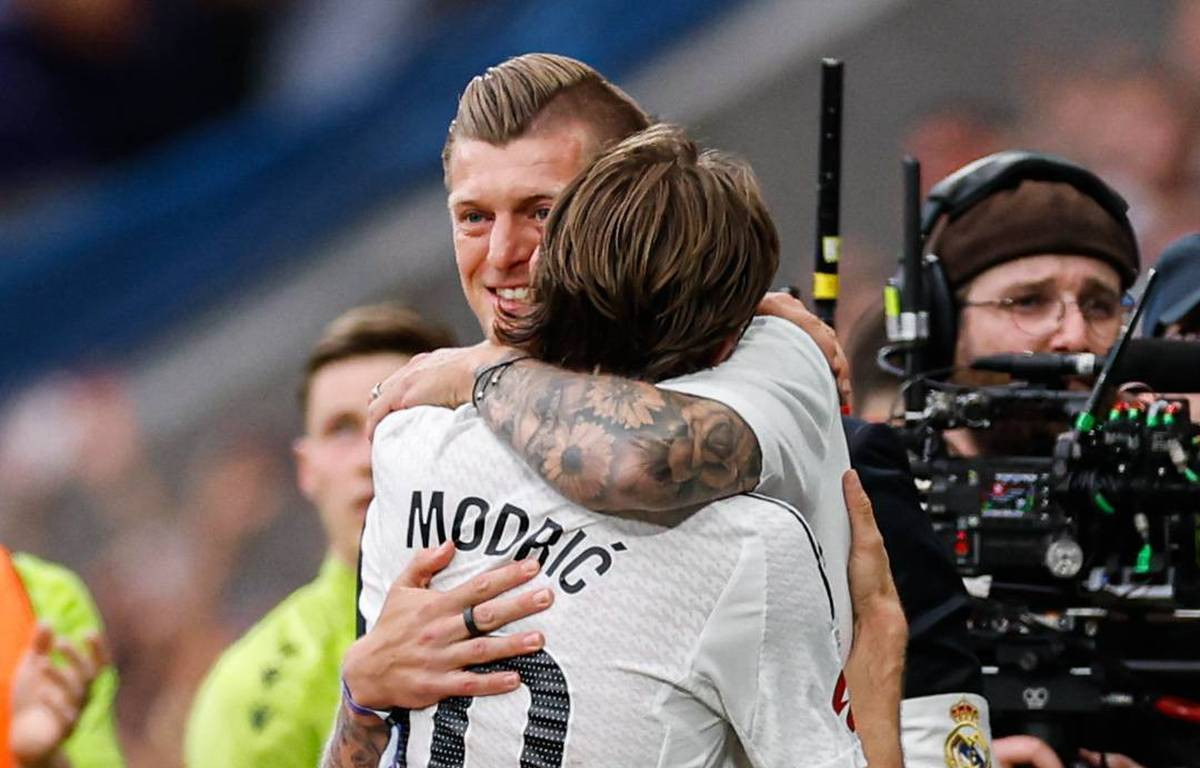 Kroos je prije 10 dana grlio Modrića, a već je našao njegovu zamjenu u Realu: "50 miliona i vaš je" Kroos je prije 10 dana grlio Modrića, a već je našao njegovu zamjenu u Realu: "50 miliona i vaš je"