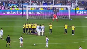 Na semaforu je 78. minut, Messi postavlja loptu i dokazuje da je najbolji na svijetu