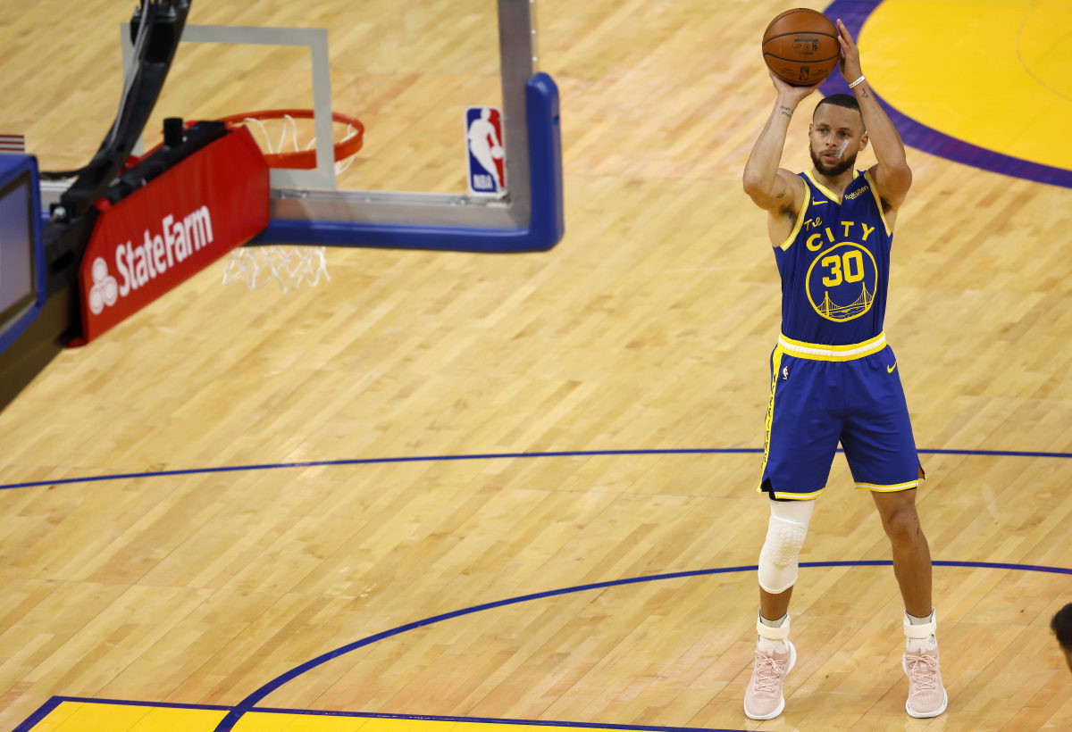 Steph Curry potpisuje ugovor za historiju Steph Curry potpisuje ugovor za historiju