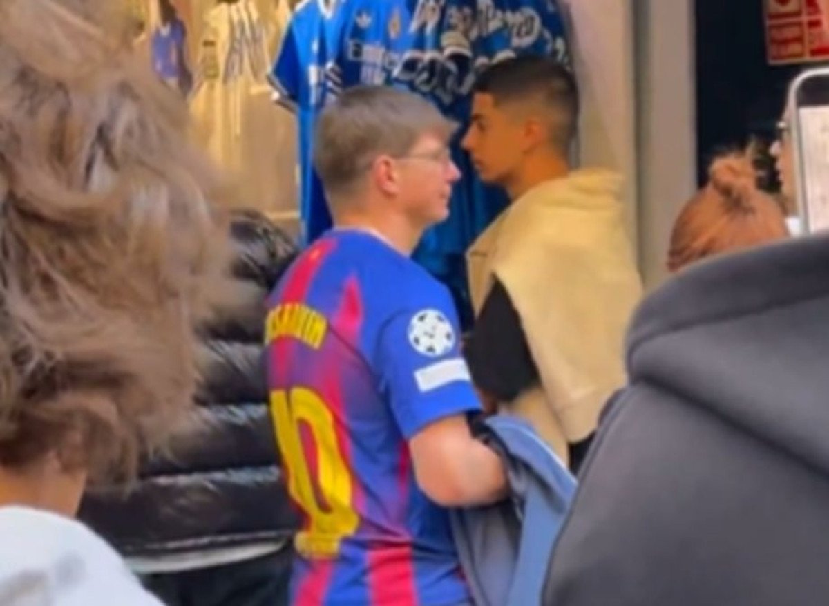 Provokacija za pamćenje: Bivši igrač Arsenala u dresu Barcelone ušao u fan shop Real Madrida Provokacija za pamćenje: Bivši igrač Arsenala u dresu Barcelone ušao u fan shop Real Madrida