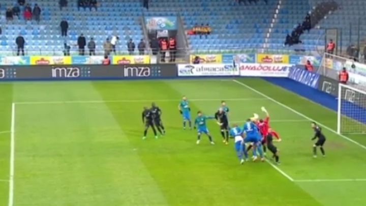 Golman igrao rukom, Čakir svirao penal