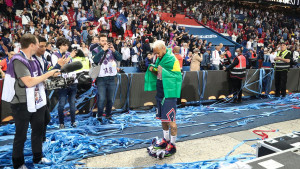 Možda je i bolji od njega, ali saigrača stidljivo upitao: "Da li me Neymar zna?"