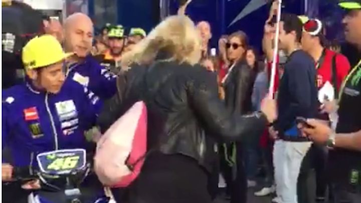 Bahati Valentino Rossi nogom udario ženu
