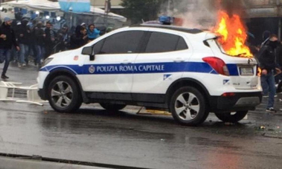 Navijači Lazija se sukobili sa policijom, gorjeli i automobili