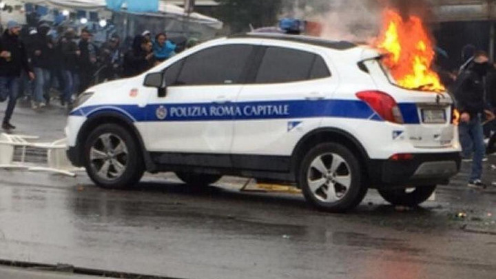 Navijači Lazija se sukobili sa policijom, gorjeli i automobili