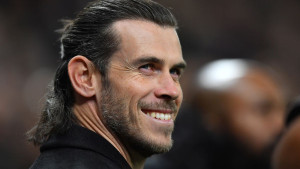 Šokiranog lica i otvorenih usta ljudi slušaju šta govori Gareth Bale