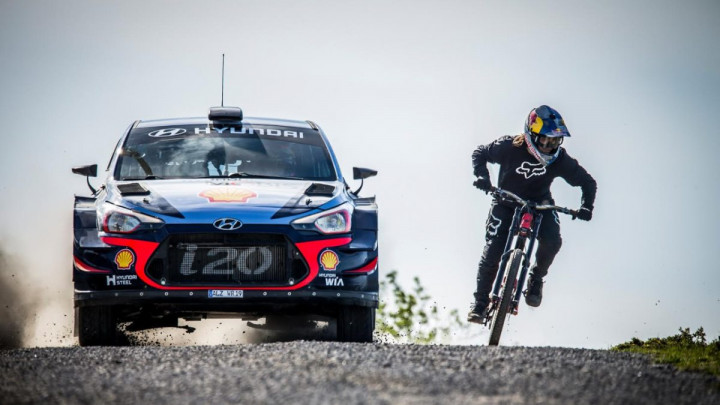Ko je brži? Rally automobil protiv MTB bicikla na brdskoj stazi