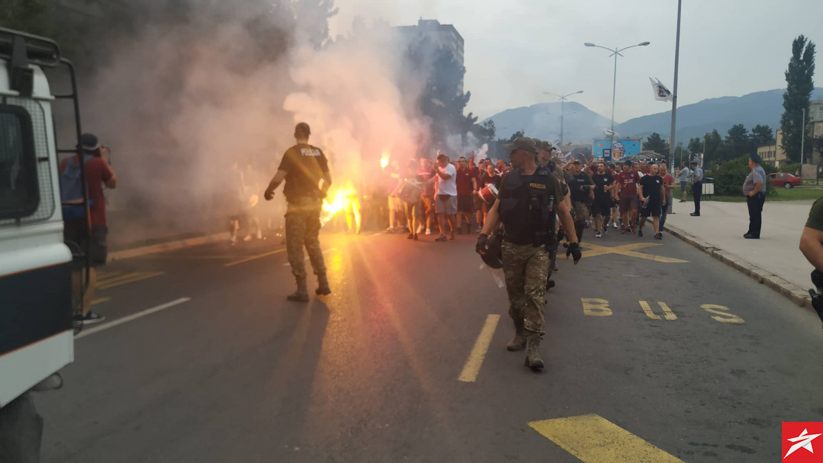 Ludnica u Zenici: Navijači Sarajeva u korteu krenuli ka stadionu