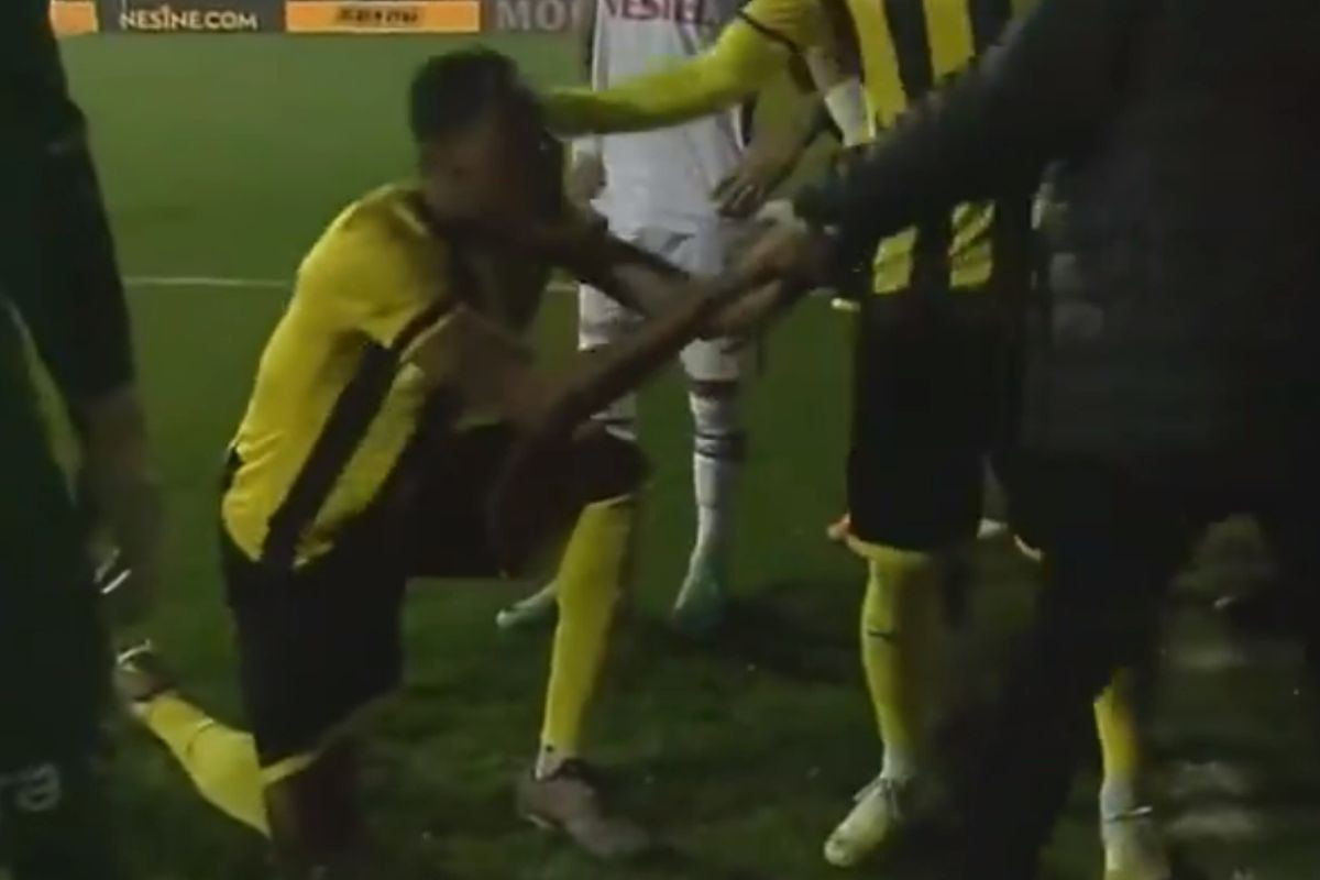 Nezapamćene scene iz Turske - Igrač na koljenima moli predsjednika da ne povlači ekipu s terena