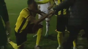 Nezapamćene scene iz Turske - Igrač na koljenima moli predsjednika da ne povlači ekipu s terena