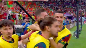 Ronaldo ponovo u centru pažnje: Osmijeh, prolazak pored saigrača i zagrljaj za Pepea