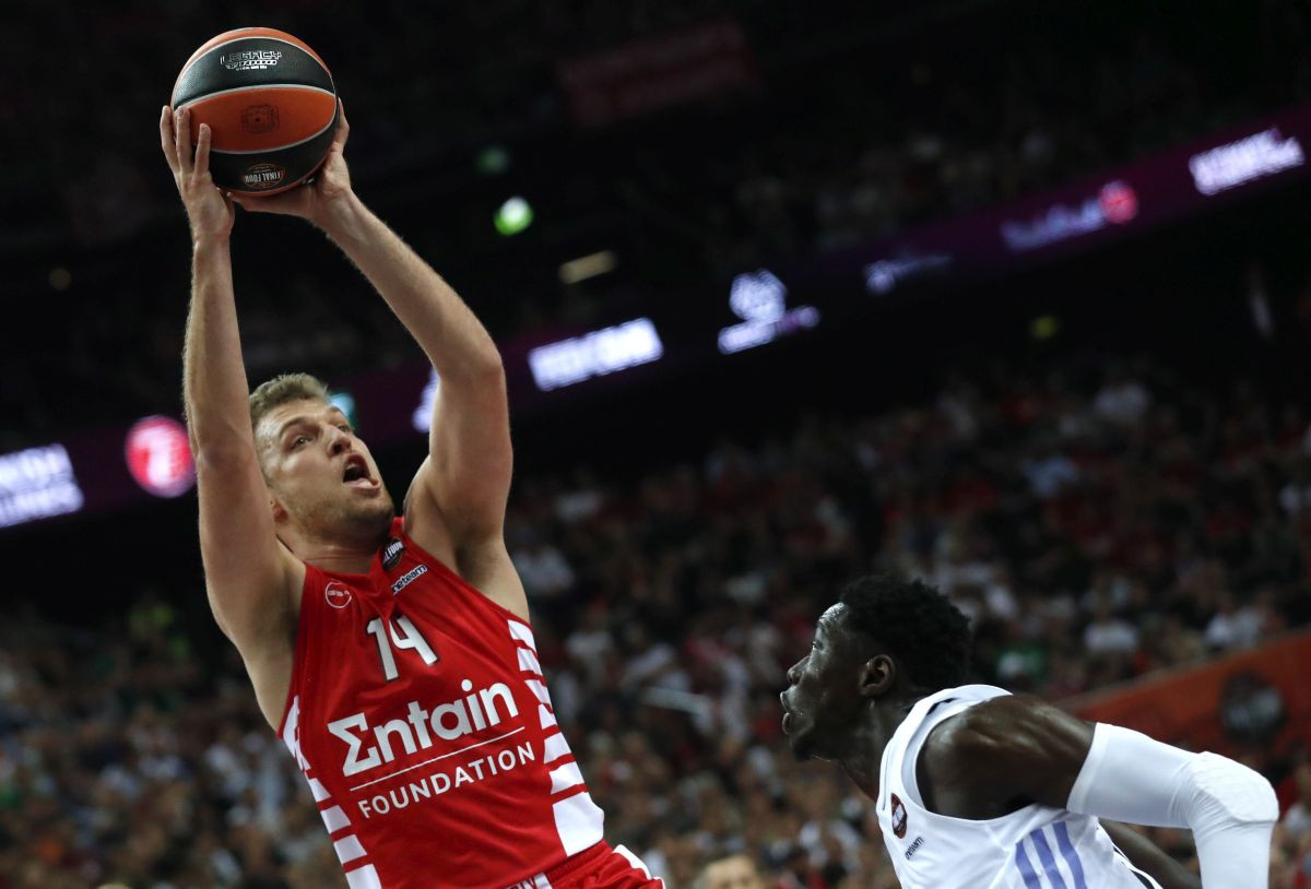 Objavljene najveće plate u Euroligi: Vezenkov se vratio iz NBA lige i bogato naplatio svoj ugovor Objavljene najveće plate u Euroligi: Vezenkov se vratio iz NBA lige i bogato naplatio svoj ugovor