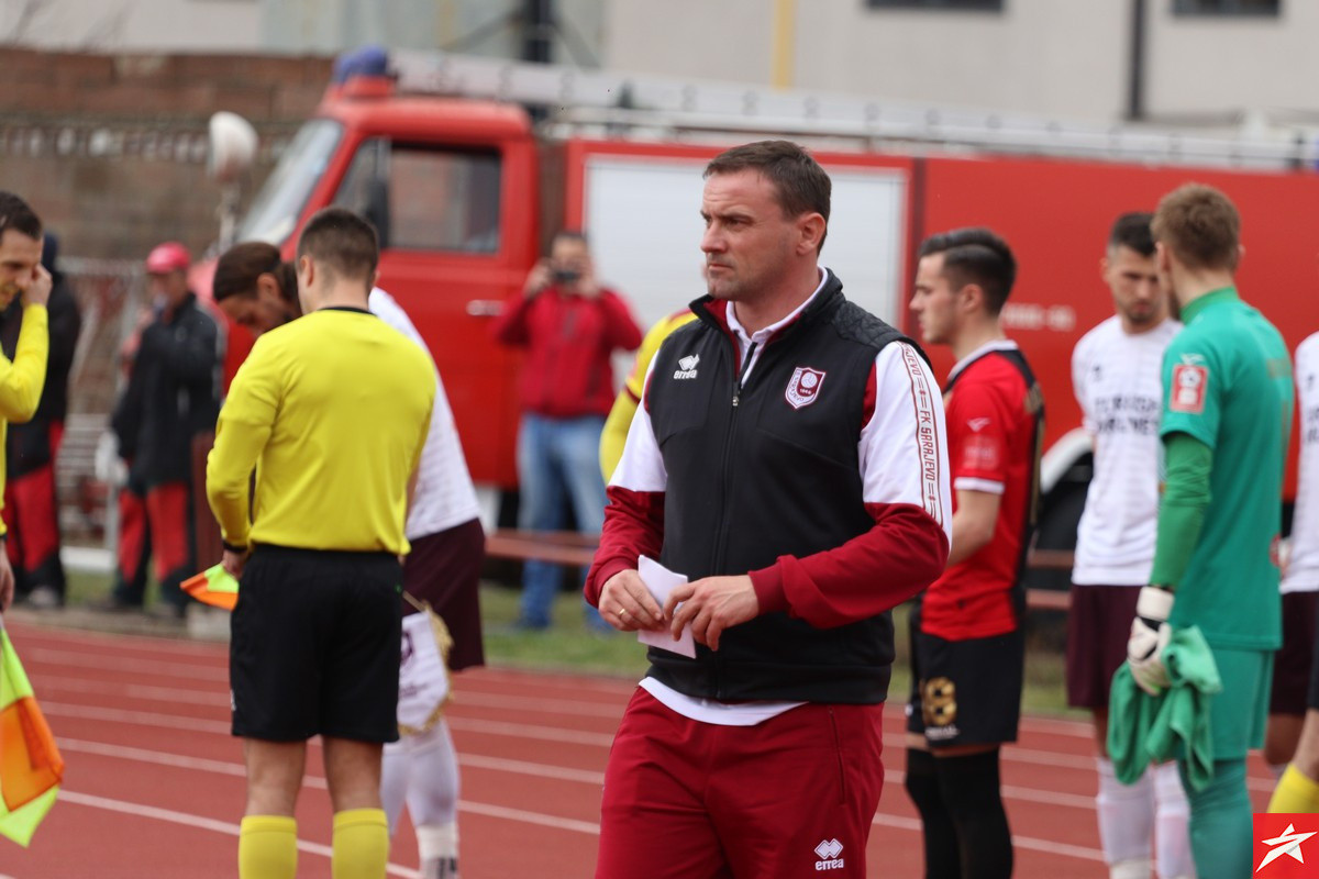 Trener FK Sarajevo šokiran uslovima na Tušnju: "Ne znam kako se dopušta igranje na ovakvom terenu"