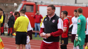 Trener FK Sarajevo šokiran uslovima na Tušnju: "Ne znam kako se dopušta igranje na ovakvom terenu"