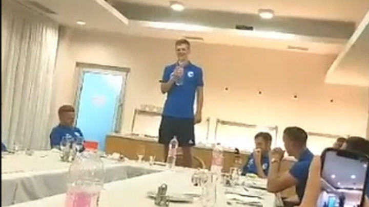 Vesela atmosfera: Novajlije u reprezentaciji zapjevale: 'Okuj me care...'
