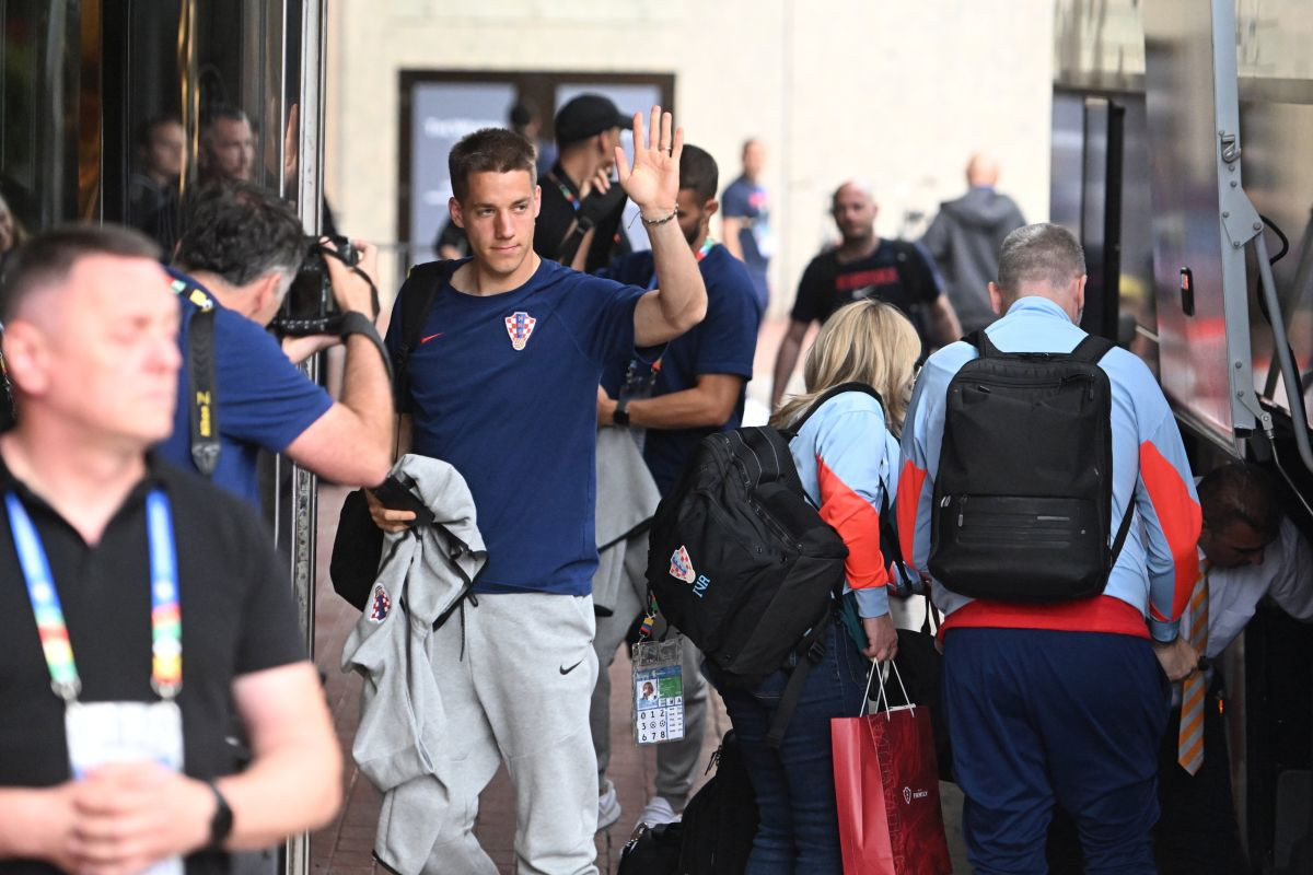 Na dan velike utakmice Mario Pašalić je završio potpis ugovora Na dan velike utakmice Mario Pašalić je završio potpis ugovora
