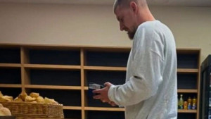 Ma, kakav zdrav život: Nikola Jokić ne može da odoli hrani, 'uhvaćen' je u pekari dok sam sebe časti