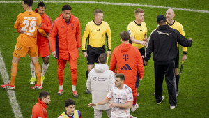 Vidjeli ste šta je Kompany uradio prilikom rukovanja sa sudijom? Ne priliči treneru Bayerna!