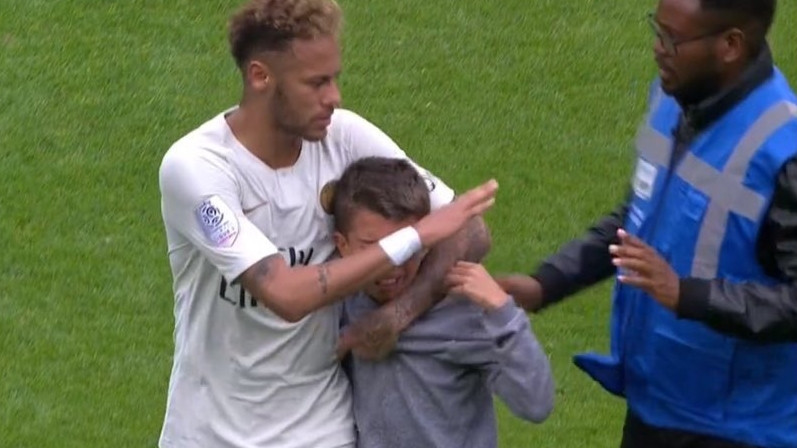 Neymar zaštitio uplakanog dječaka i uručio mu poklon kojeg će pamtiti