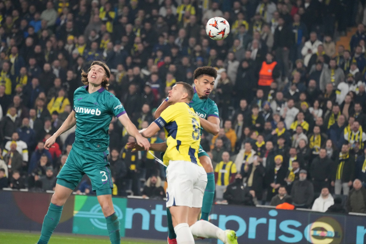 Fantastični Edin Džeko zabio novi gol i trasirao Feneru put ka osmini finala Evropske lige