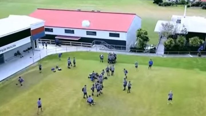 Ispucao loptu i srušio dron iznad terena