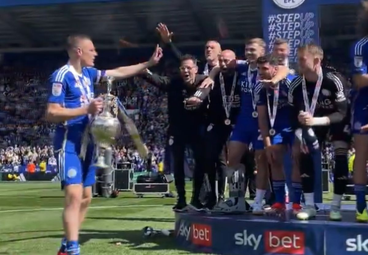 Bio i ostao ikona: Vardy vratio Leicester u elitu, pa odbio da podigne trofej, želio je samo... Bio i ostao ikona: Vardy vratio Leicester u elitu, pa odbio da podigne trofej, želio je samo...
