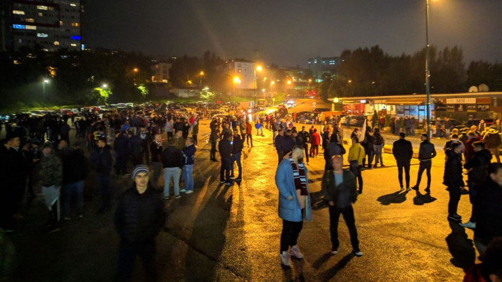 Zagrijava se atmosfera: Navijači Sarajeva ispred Koševa čekaju bordo ekspediciju!