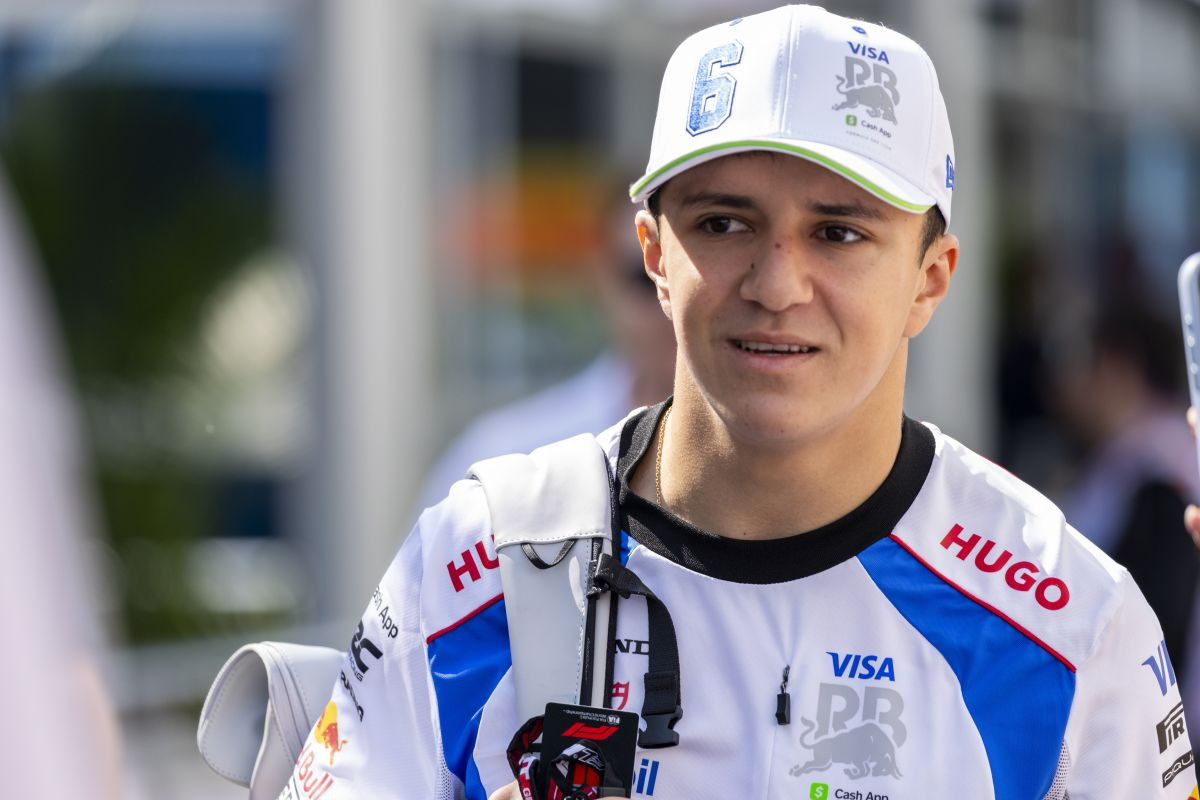 Isack Hadjar kažnjen pred utrku u Kanadi zbog onog što je uradio Carlosu Sainzu Isack Hadjar kažnjen pred utrku u Kanadi zbog onog što je uradio Carlosu Sainzu