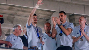 Srpska sramota usred Beograda, heroj bez poziva na balkon, stric u suzama: "Neka vam je na obraz..."