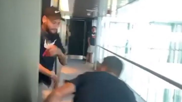 Neymar skočio od straha nakon što ga je Thiago Silva prepao