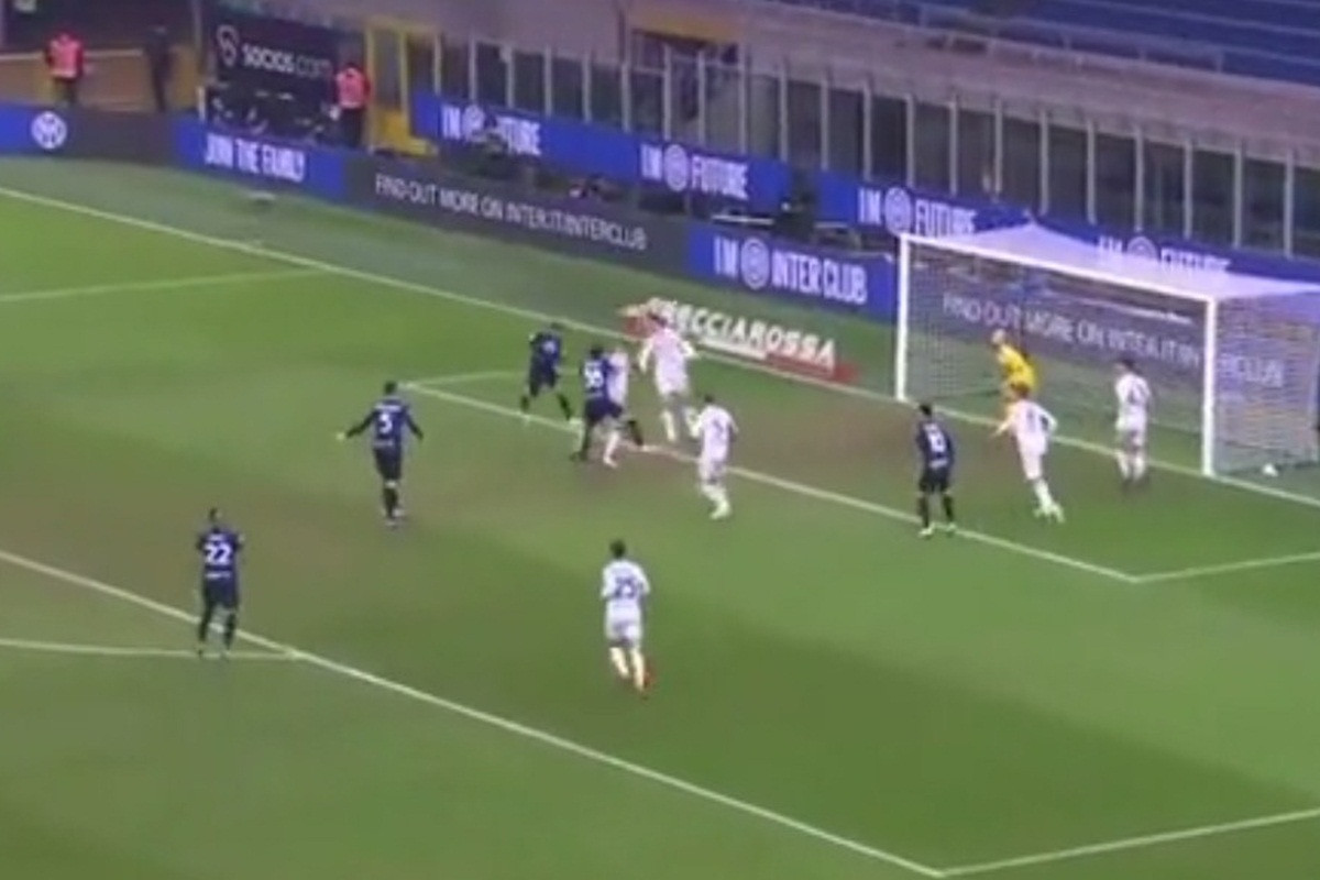 Sanchez počeo na klupi; Ko bi se kladio da će u 13. minuti postići gol i to glavom? Sanchez počeo na klupi; Ko bi se kladio da će u 13. minuti postići gol i to glavom?